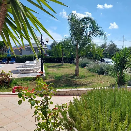 Sunflower & מלון דירות 3*